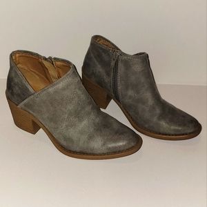 Qupid Silver Ankle Western Bootie, size 5.5